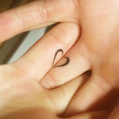 Tatuaż ślubny - jedno serce na dwóch dłoniach