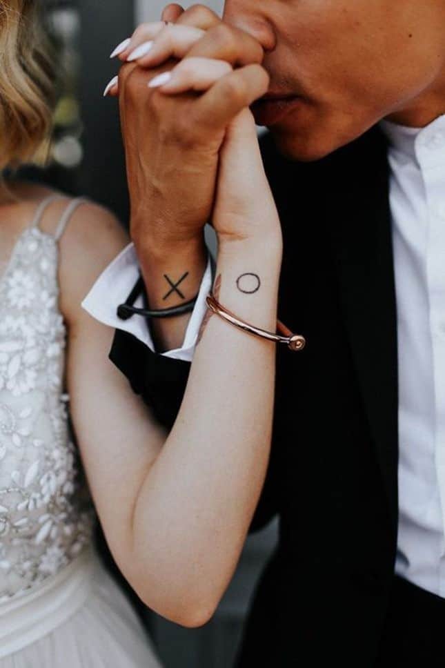 Tatuaż ślubny - kółko krzyżyk